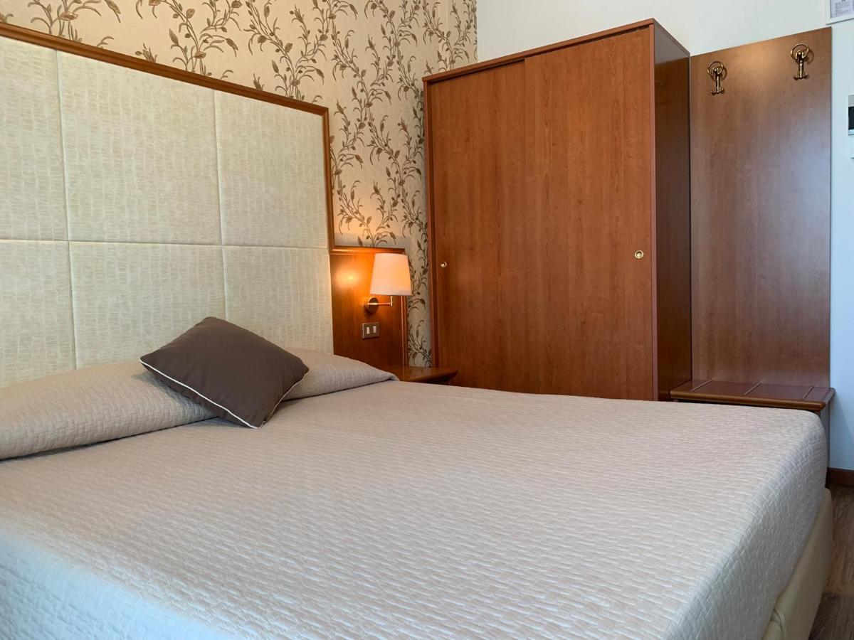 Hotel Apollo Ріміні Екстер'єр фото