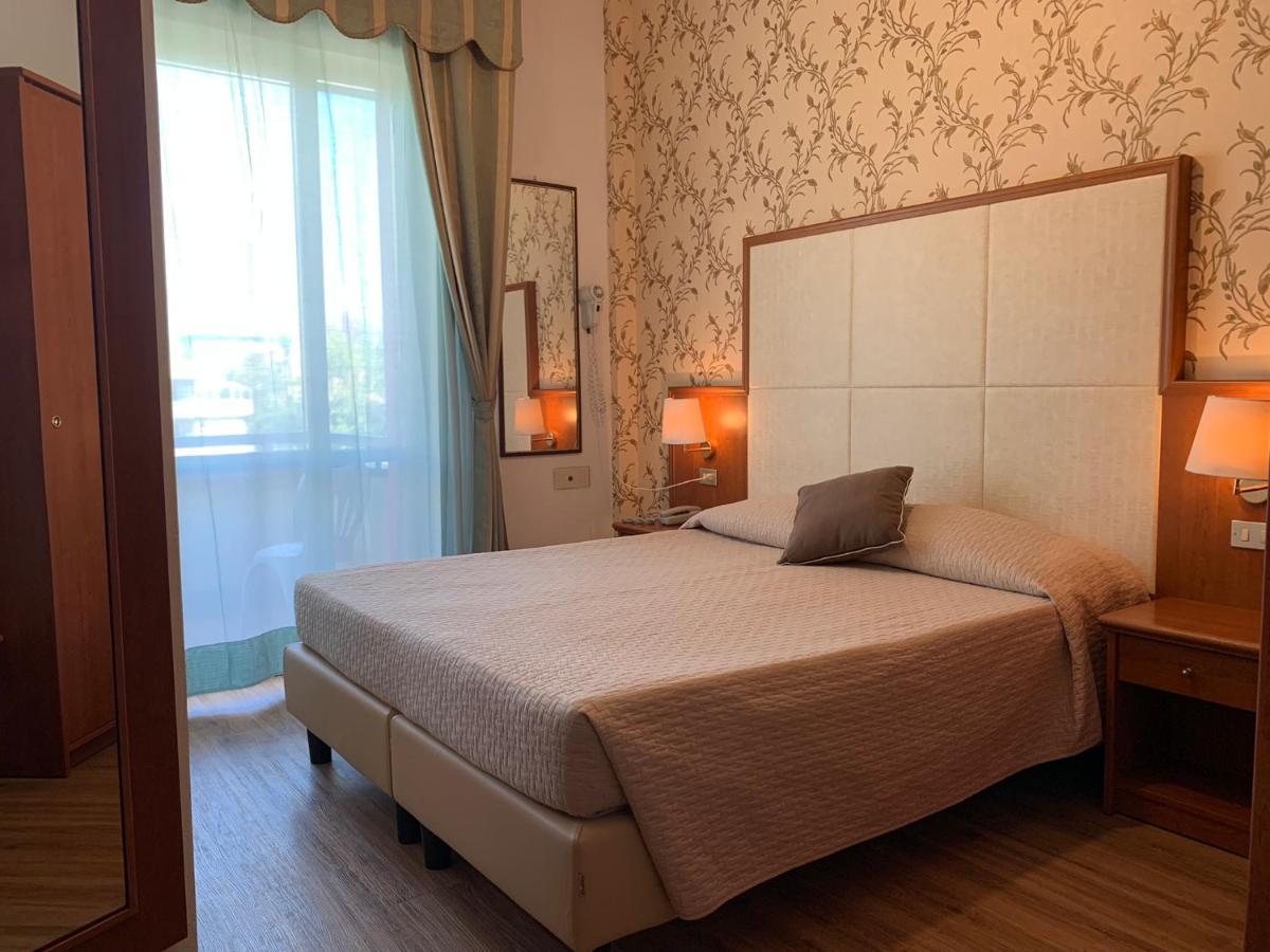 Hotel Apollo Ріміні Екстер'єр фото